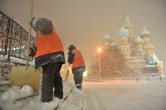 Снегопад продолжается в Москве