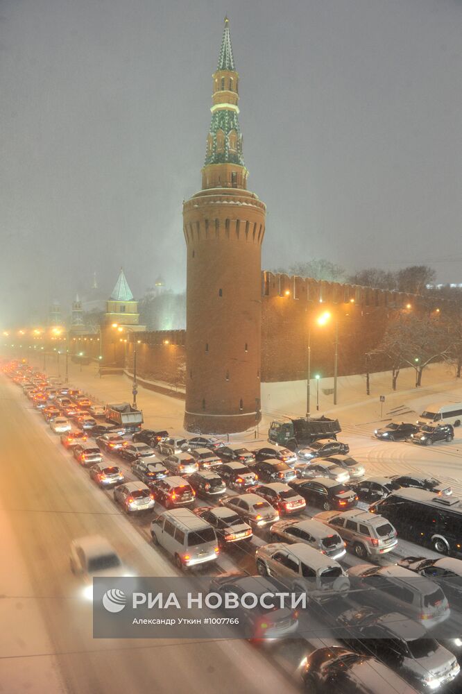 Снегопад продолжается в Москве