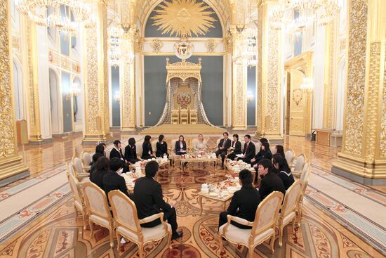 С.Медведева с японскими детьми в Кремле