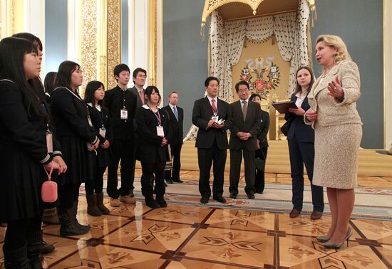 С.Медведева с японскими детьми в Кремле