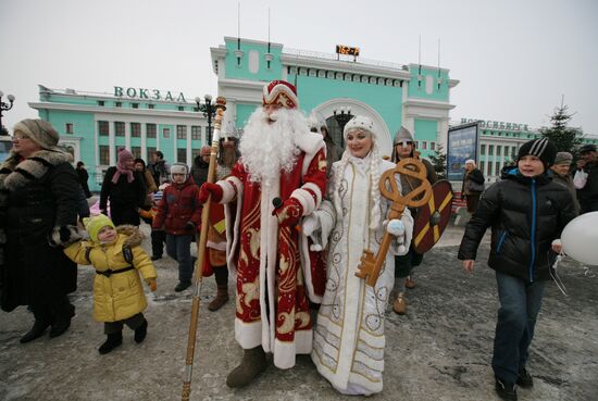 Встреча главного Деда Мороза Сибири на вокзале в Новосибирске
