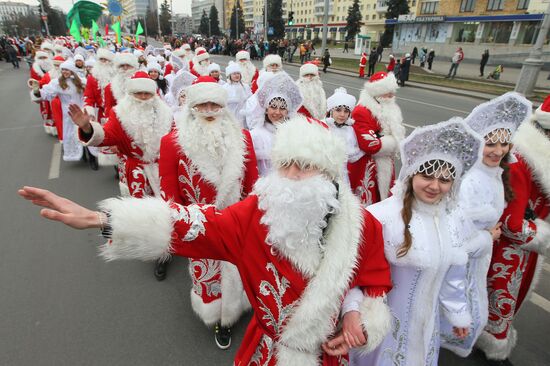 Праздничное шествие Дедов Морозов и Снегурочек в Минске
