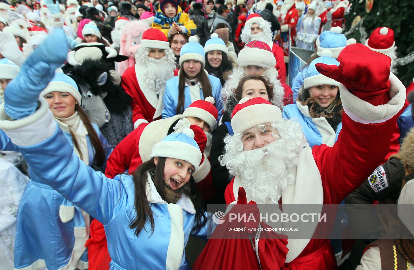 Праздничное шествие Дедов Морозов и Снегурочек в Минске