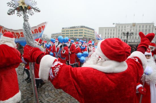 Праздничное шествие Дедов Морозов в Калининграде