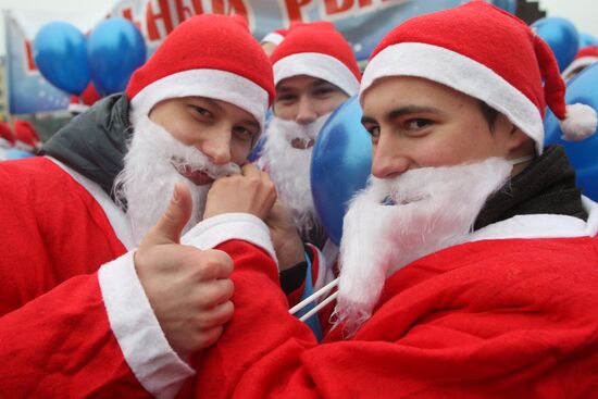 Праздничное шествие Дедов Морозов в Калининграде