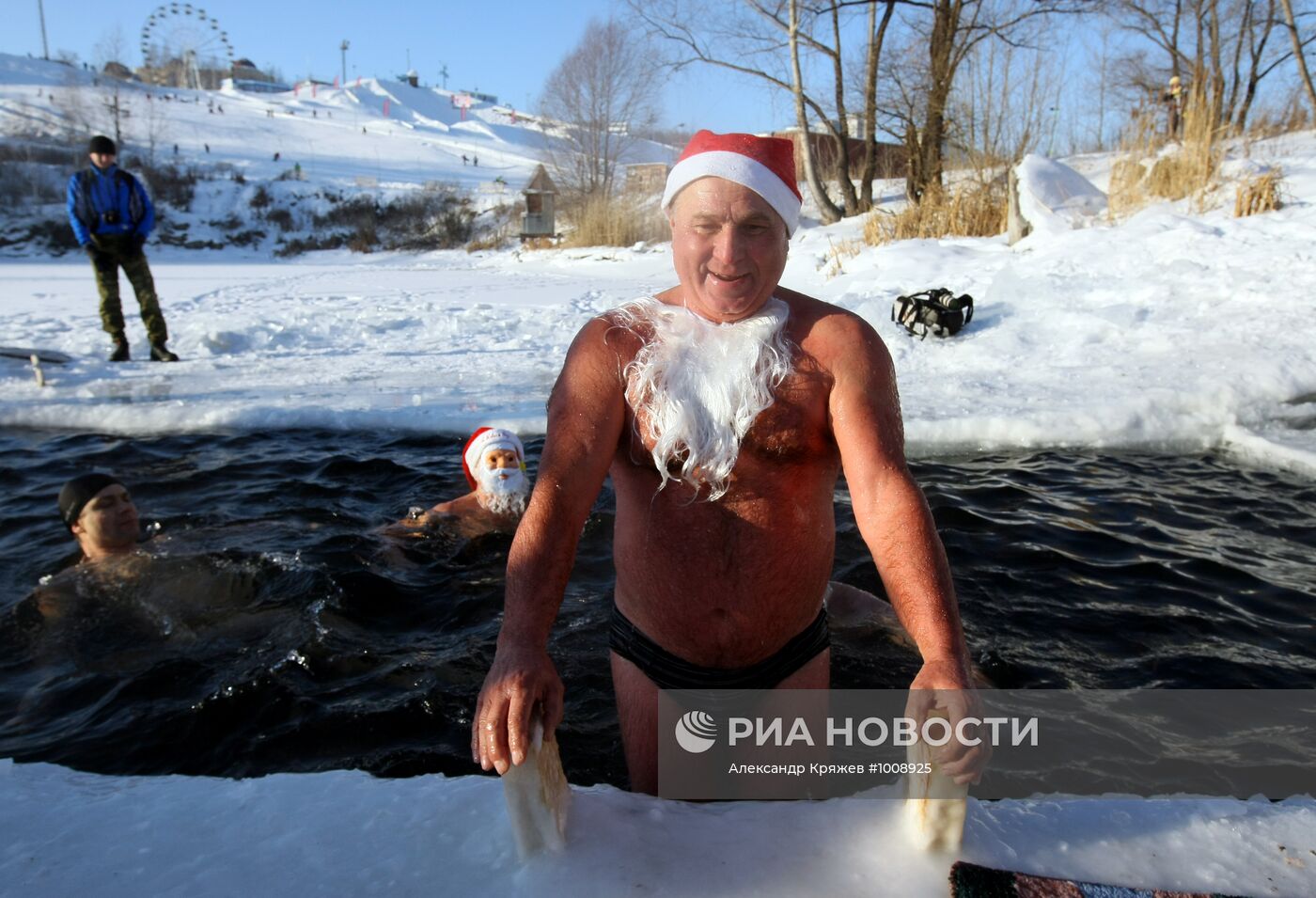 Забег "моржей" в костюмах Дедов Морозов