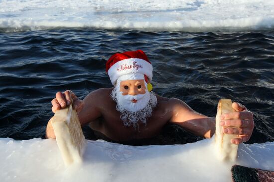 Забег "моржей" в костюмах Дедов Морозов