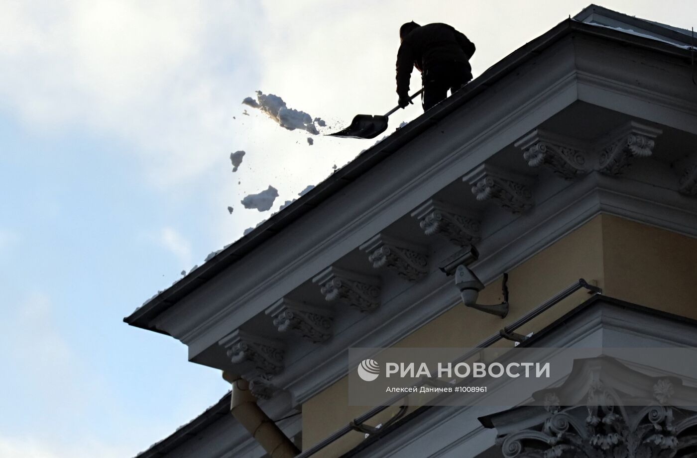 Уборка снега с крыши здания Сената и Синода в Санкт-Петербурге