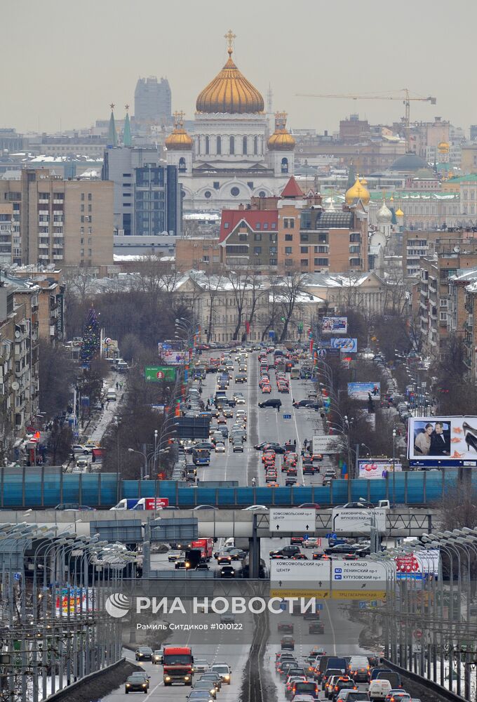 Вид на храм Христа Спасителя со стороны Комсомольского проспекта