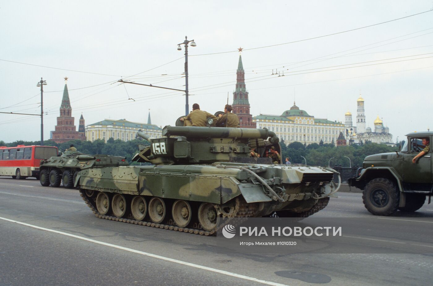 Воинские подразделения и техника на улицах Москвы