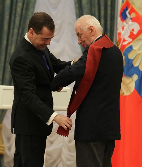 Д.Медведев вручил госнаграды в Кремле