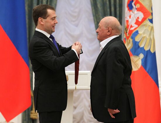 Д.Медведев вручил госнаграды в Кремле