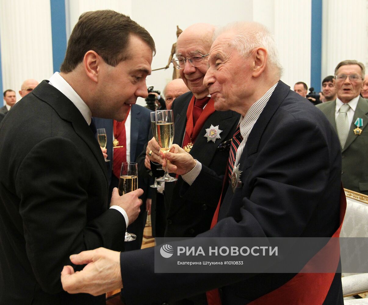 Д.Медведев вручил госнаграды в Кремле