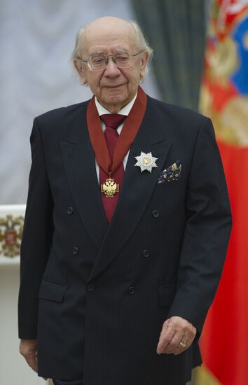 Д.Медведев вручил госнаграды в Кремле