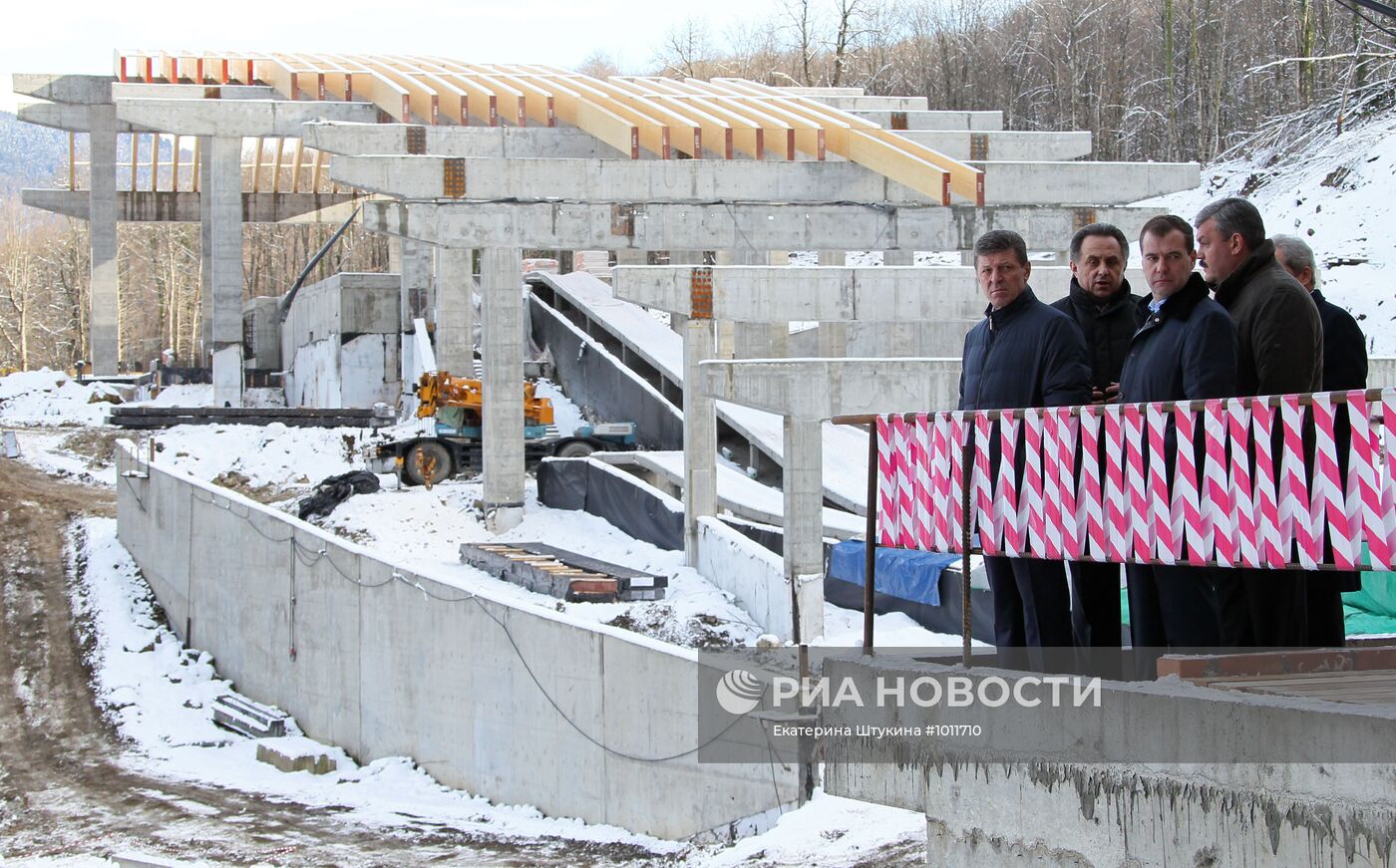 Д.Медведев осмотрел объекты, строящиеся к Олимпиаде 2014