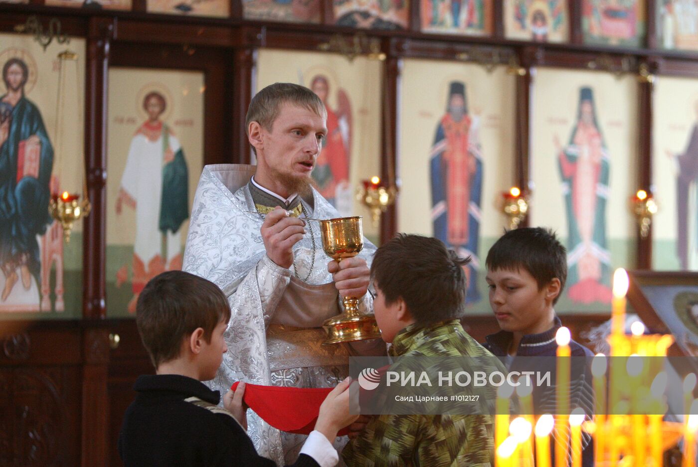 Папа в церкви. Храм в Грозном настоятель. Чеченцы христиане. Православные священники Чеченской Республики. Кадыров в православном храме.