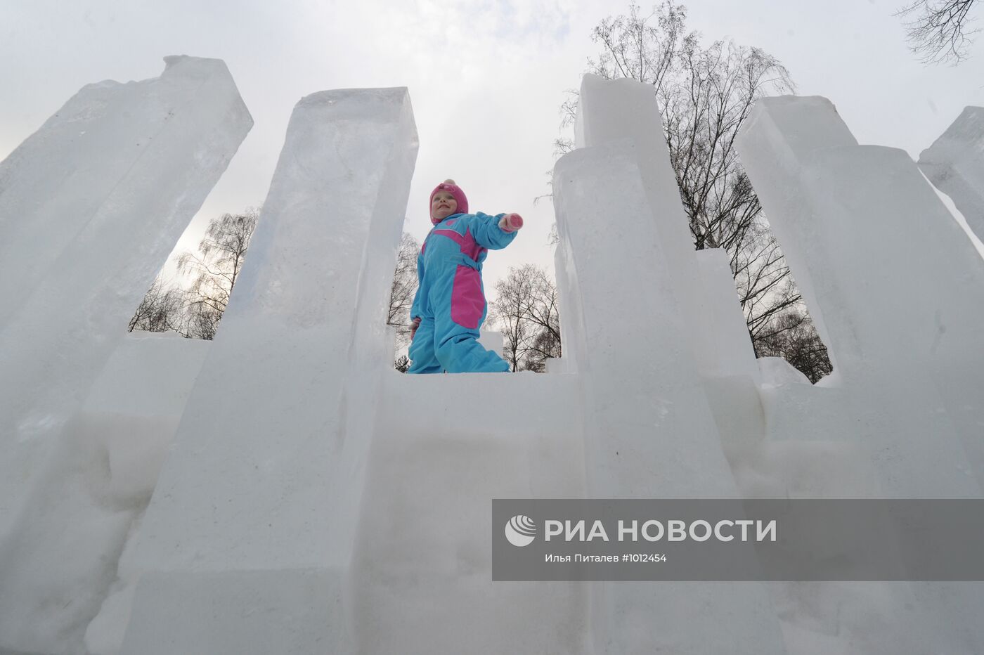 Строительство снежного города в Сокольниках