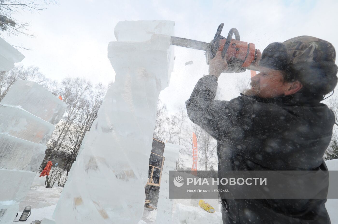 Строительство снежного города в Сокольниках