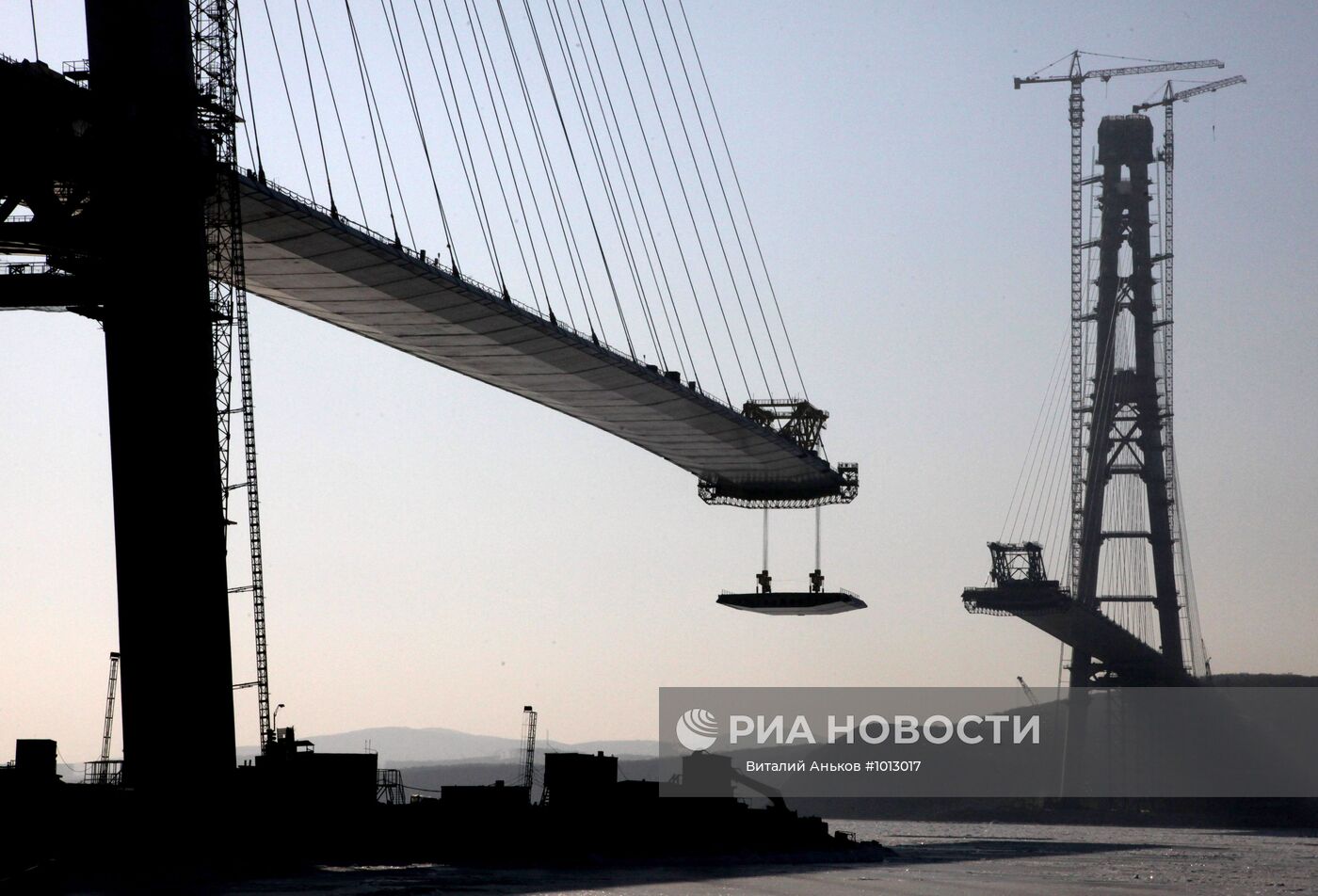 Строительство вантового моста на остров Русский