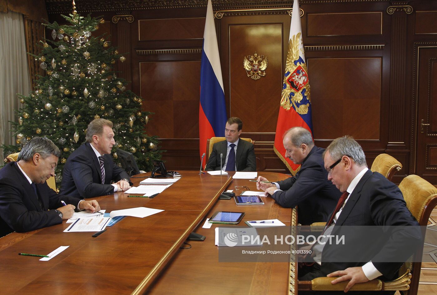 Д.Медведев проводит совещание в "Горках"