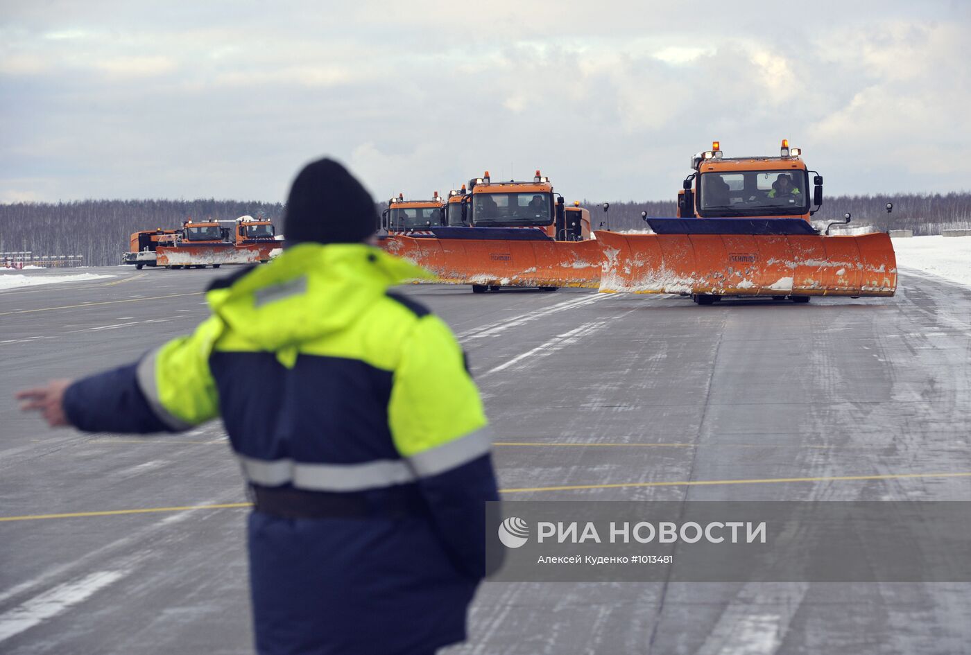 Уборка снега с взлетной полосы в аэропорту 