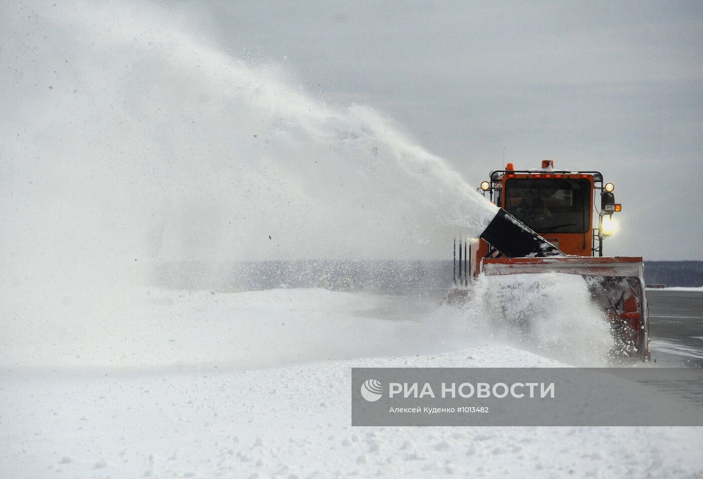 Уборка снега с взлетной полосы в аэропорту "Домодедово"