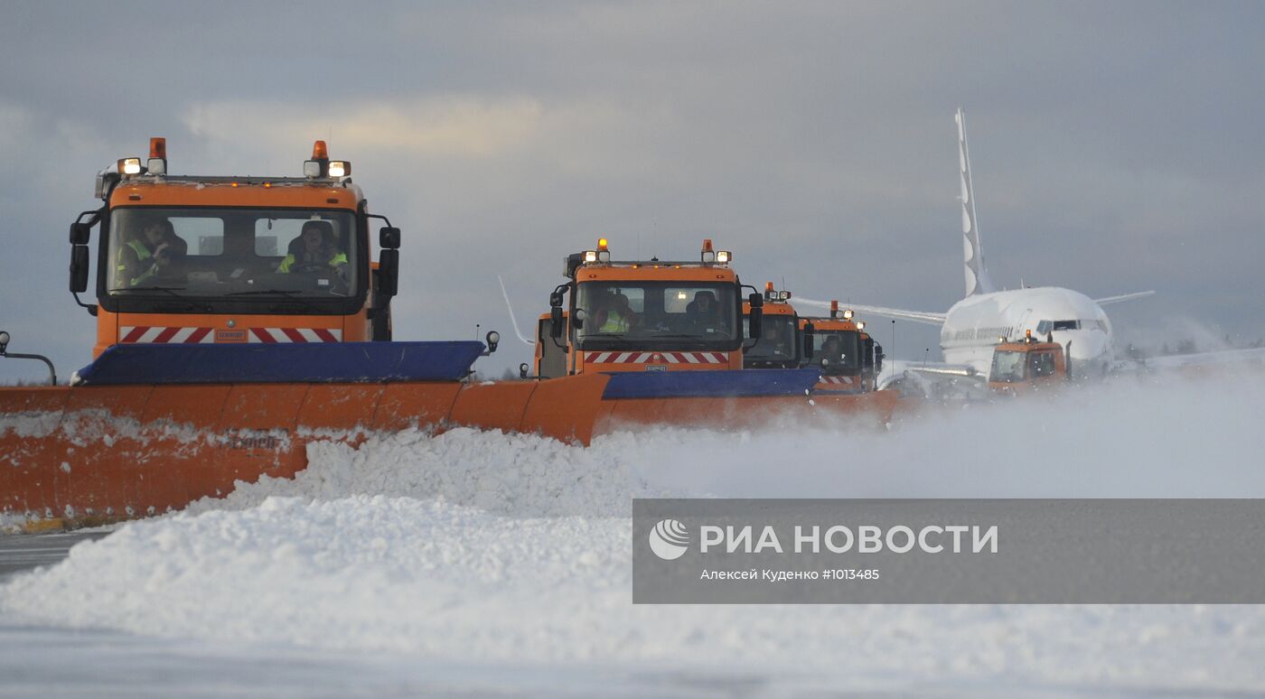 Уборка снега с взлетной полосы в аэропорту "Домодедово"
