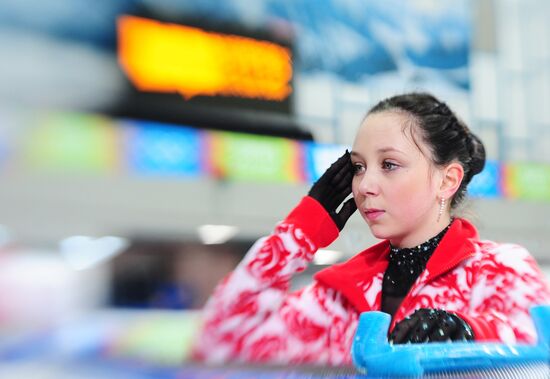 Тренировка фигуристов перед началом Юношеской Олимпиады