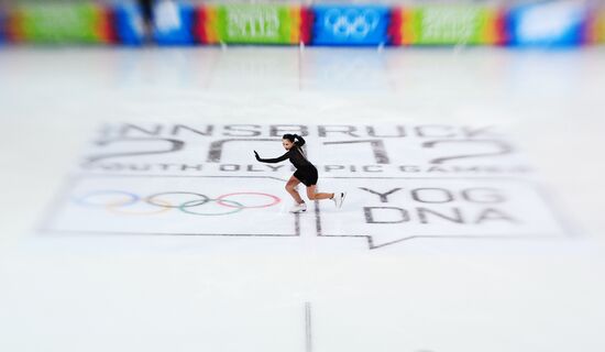 Тренировка фигуристов перед началом Юношеской Олимпиады