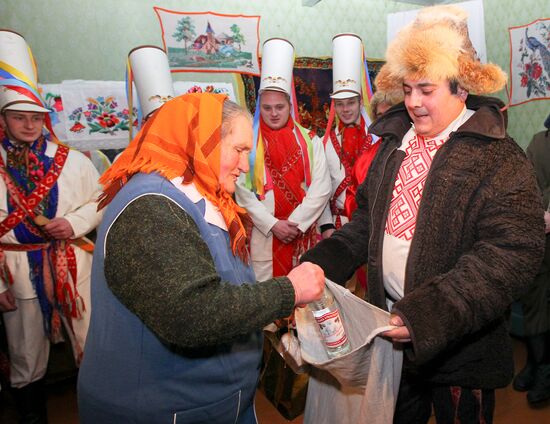 Жители деревни Семежево проводят обряд "Колядные цари"