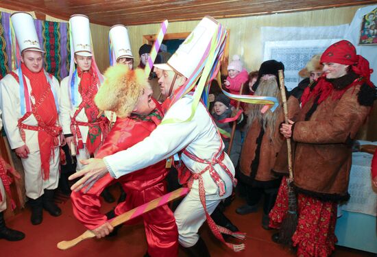 Жители деревни Семежево проводят обряд "Колядные цари"