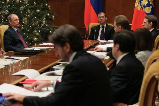 Д.Медведев провел совещании по экономическим вопросам