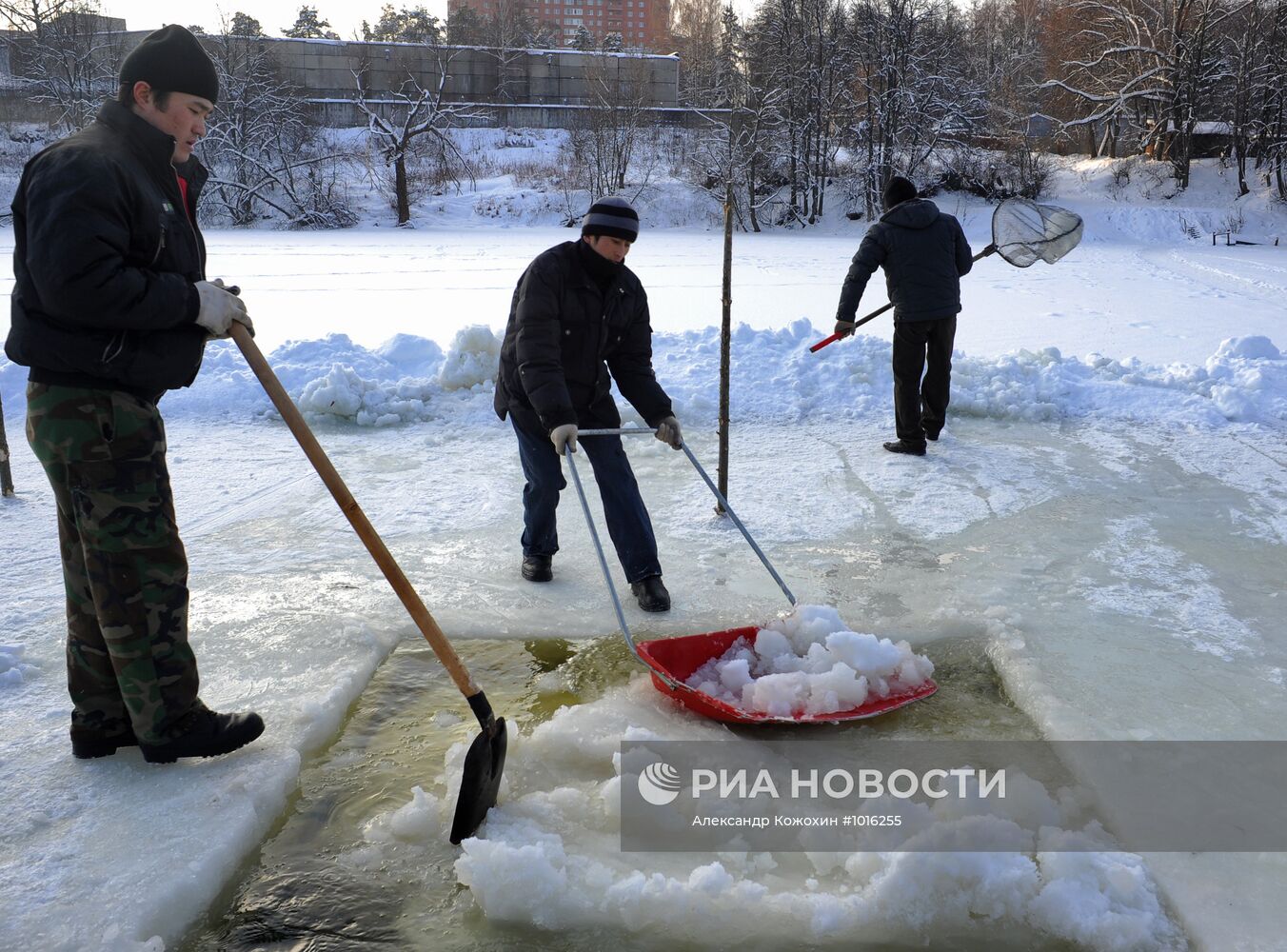 Подготовка к Крещенским купаниям в Троицке Московской области