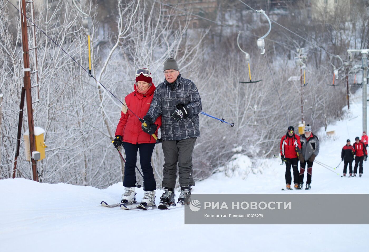 Катание горожан на горных лыжах в Москве