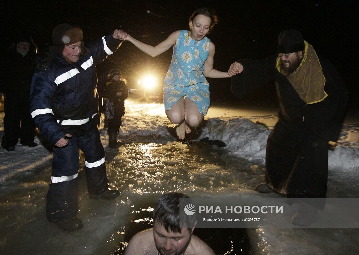 крещенские купания. женщины купаются на крещение. крещение девушки. крещенские купания женщины. крещенские купания в рубашках.