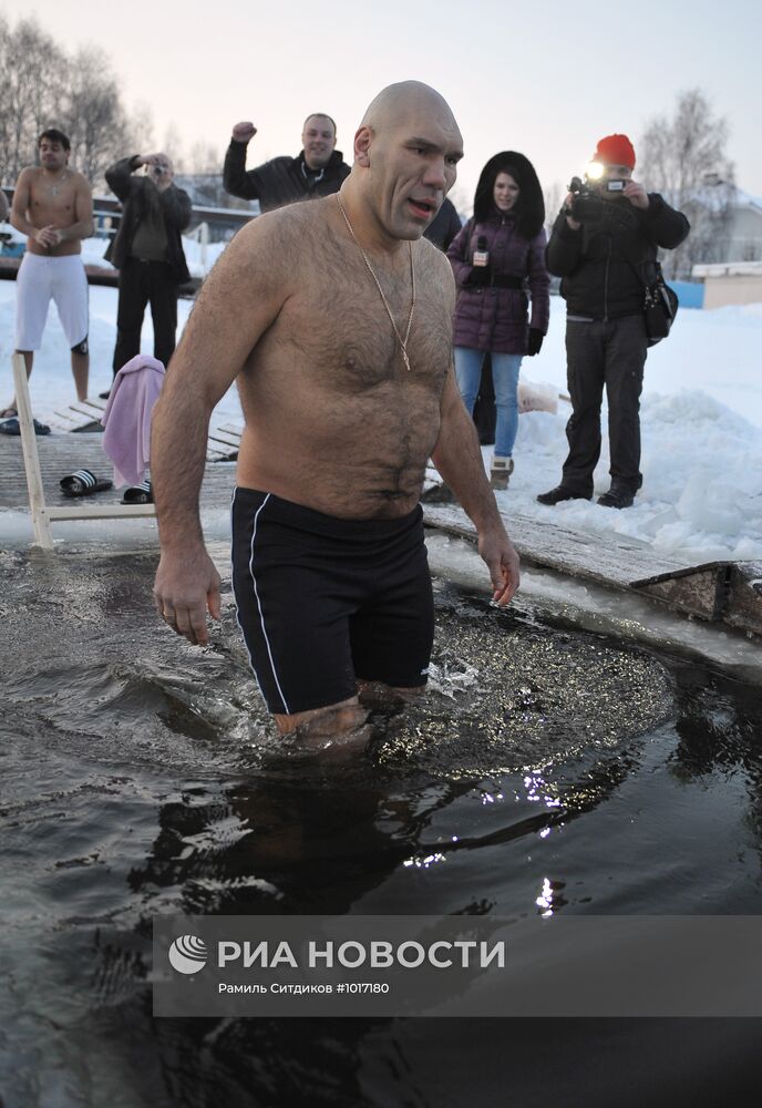 Николай Валуев купается в проруби на Крещение
