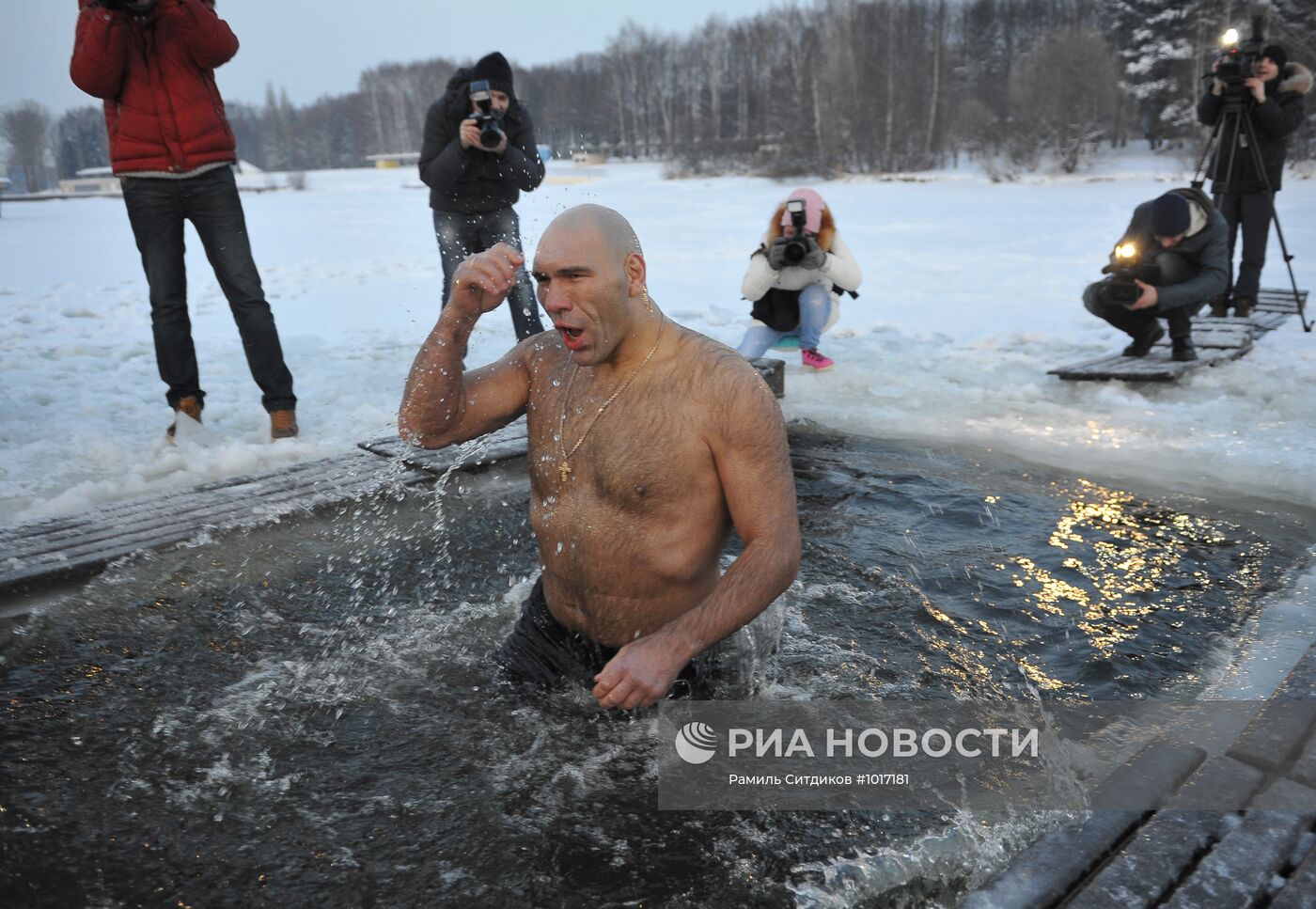 Николай Валуев купается в проруби на Крещение