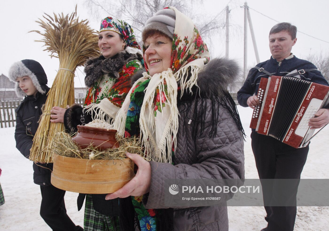 Белорусский обряд "Тянуть Коляду на дуба" в деревне Новины