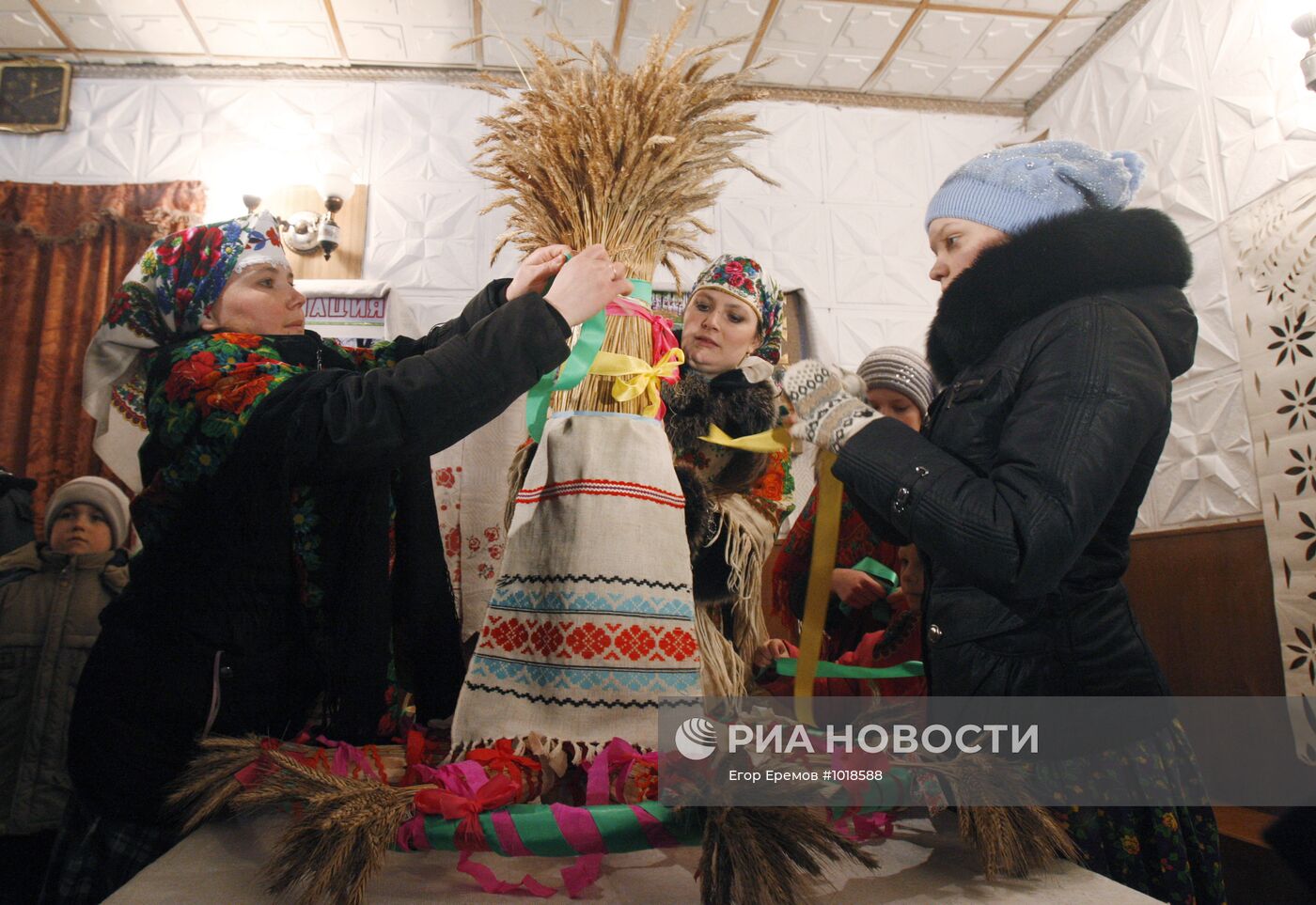 Белорусский обряд "Тянуть Коляду на дуба" в деревне Новины