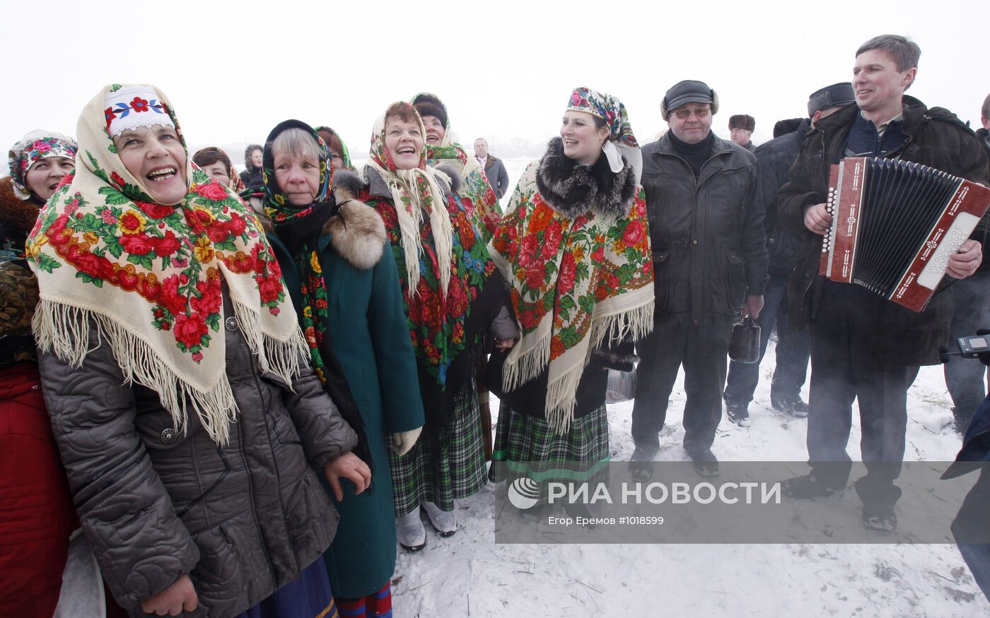 Белорусский обряд "Тянуть Коляду на дуба" в деревне Новины