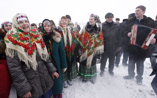 Белорусский обряд "Тянуть Коляду на дуба" в деревне Новины