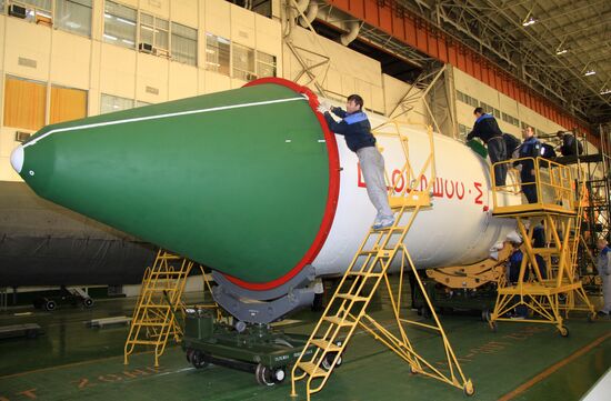 Подготовка к запуску транспортного корабля "Прогресс М-14М"