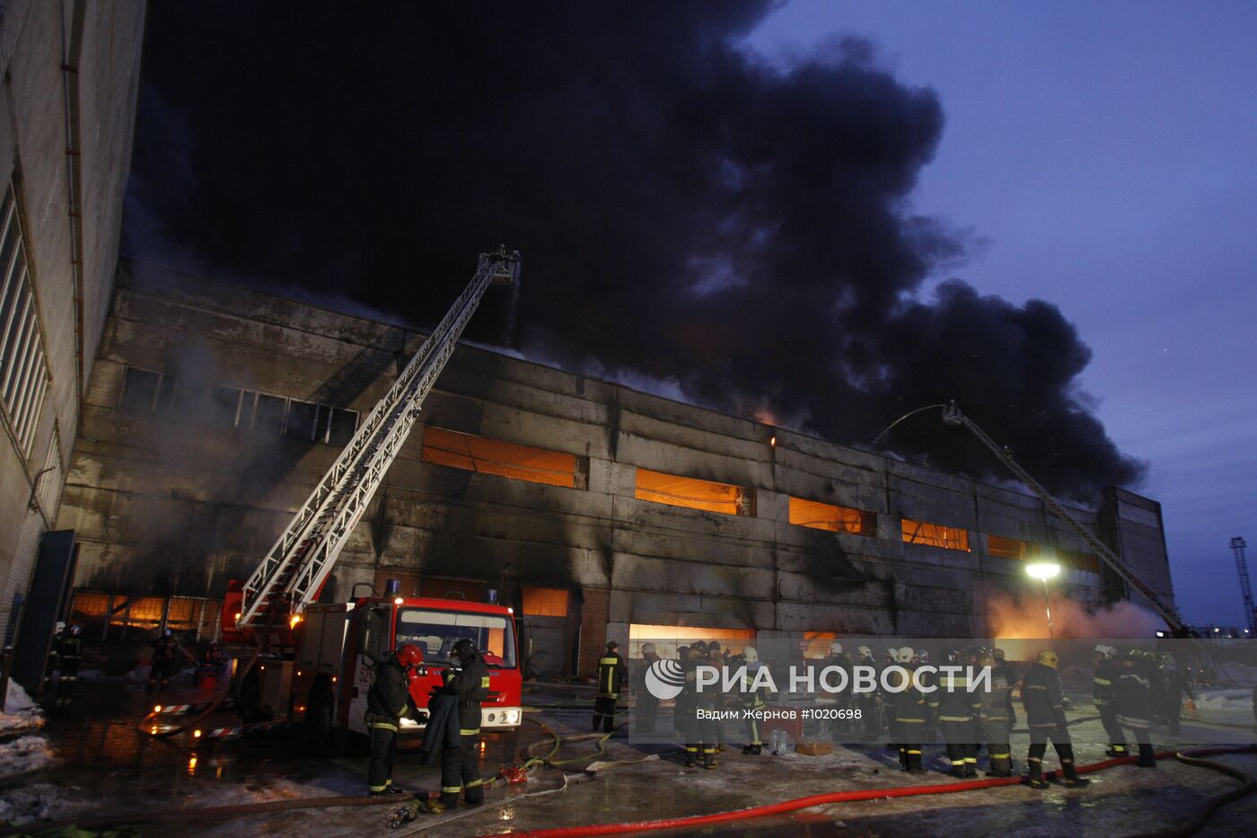 Пожар на территории предприятиия "Знамя Труда" в Петербурге