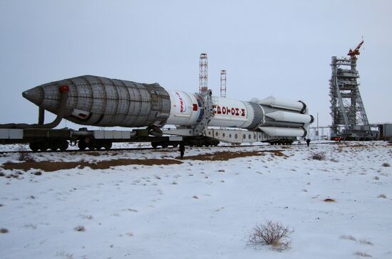 Подготовка к пуску ракеты "Протон-М" со спутником SES-4