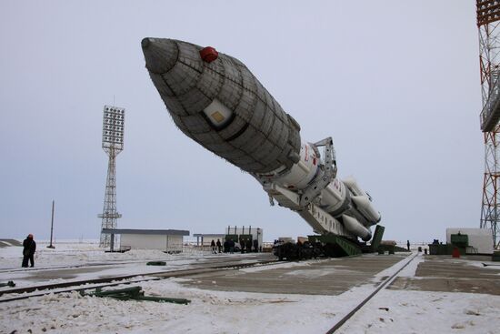 Подготовка к пуску ракеты "Протон-М" со спутником SES-4
