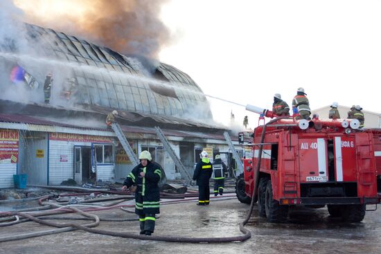 Пожар на Демском рынке в Уфе
