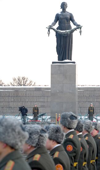 Церемония возложения венка к монументу "Мать-Родина"