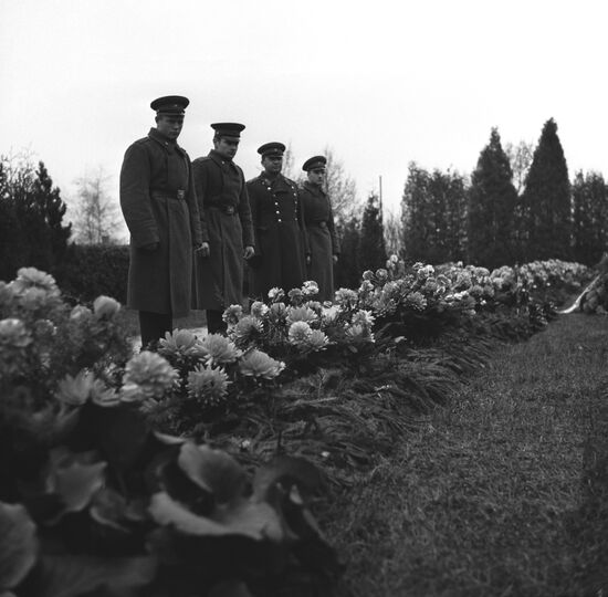Возложение венков на могилу советских солдат