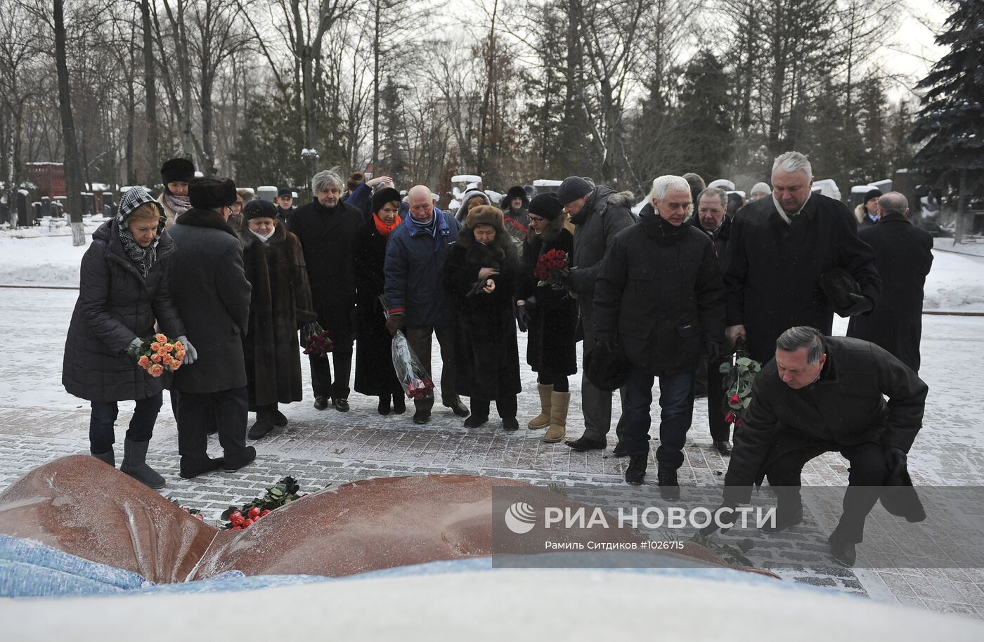 Возложение цветов и венков к могиле Б.Ельцина