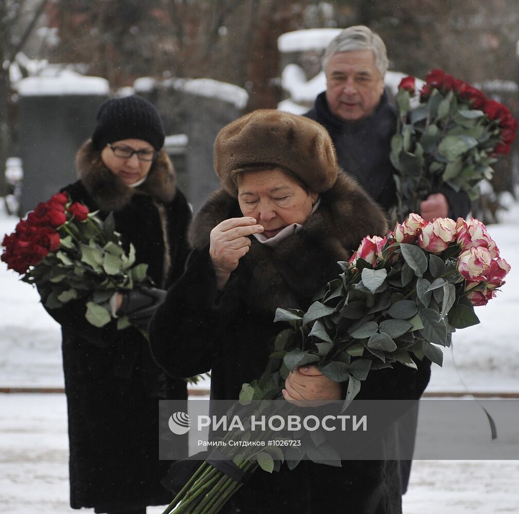 Возложение цветов и венков к могиле Б.Ельцина
